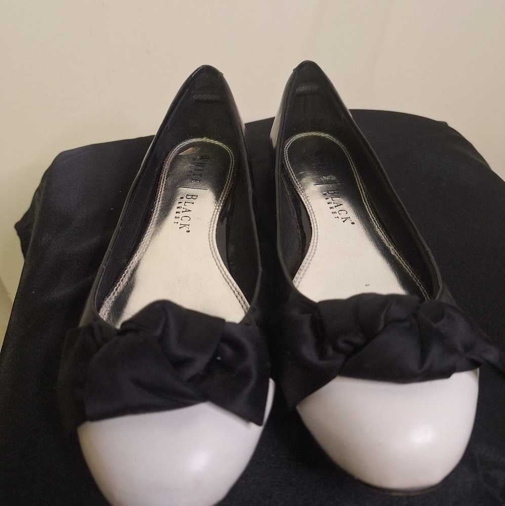 White House Black Market Women's Black and White Flats Size 6